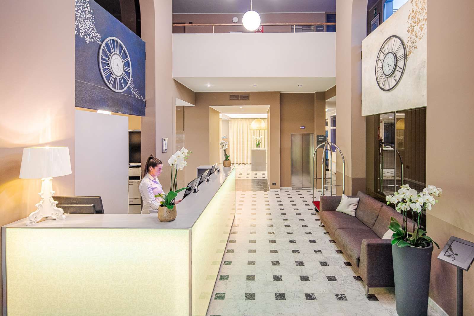 Front desk Photo
