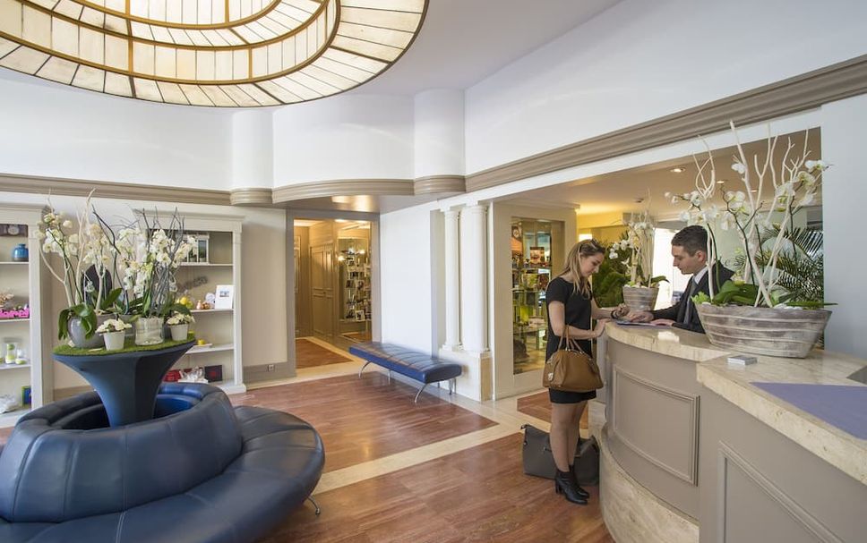 Front desk Photo