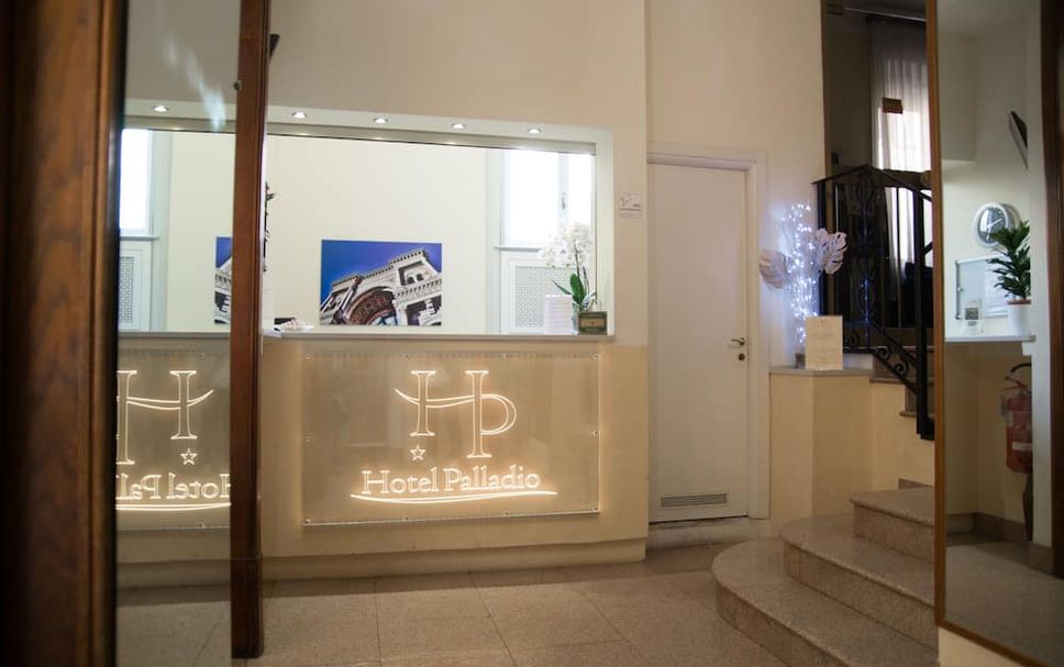 Front desk Photo