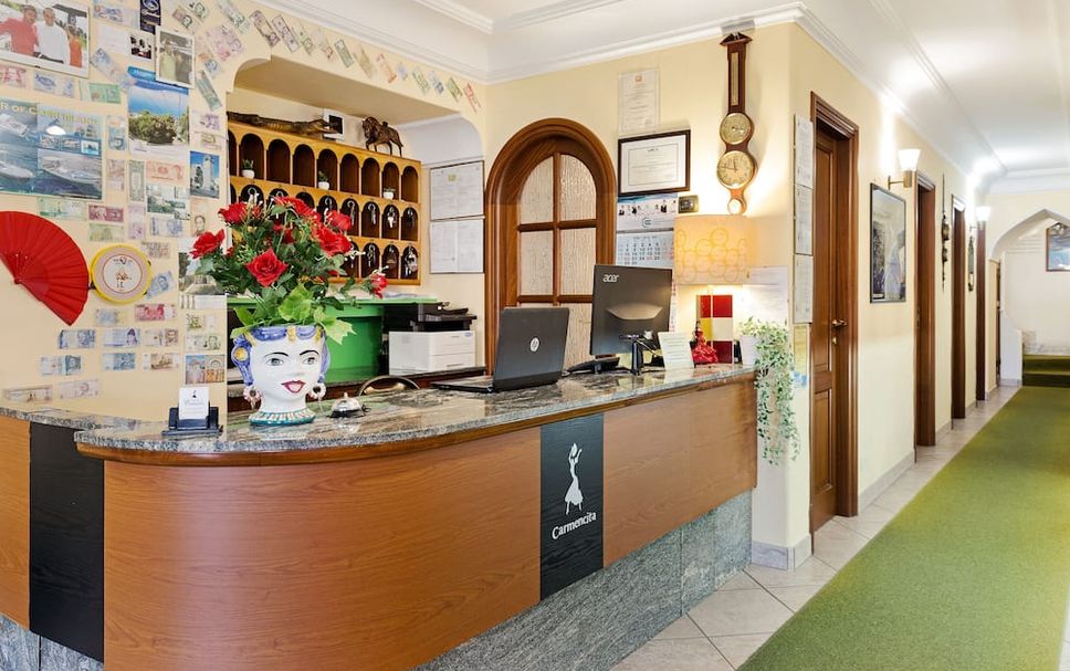 Front desk Photo