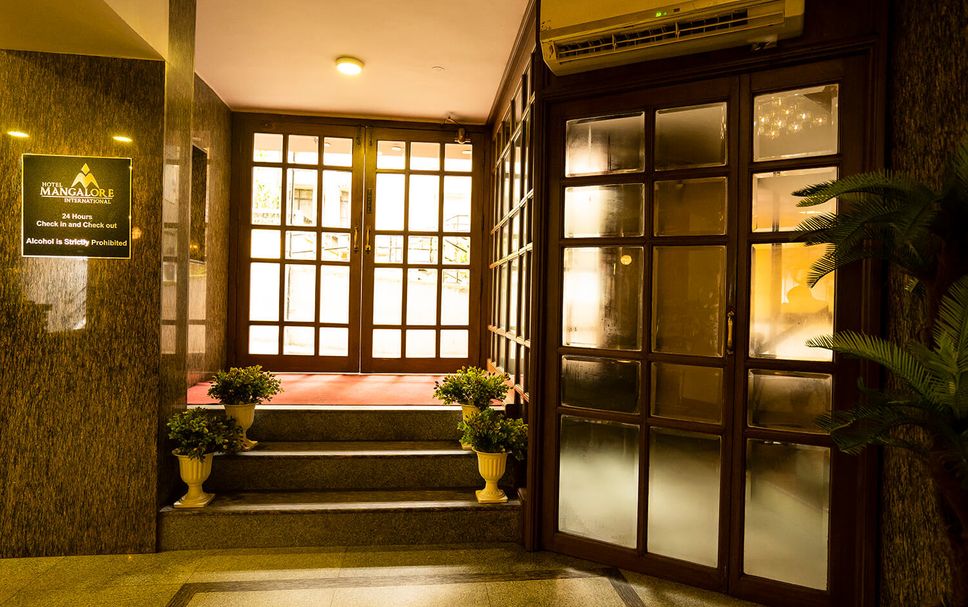 Hotel entrance Photo