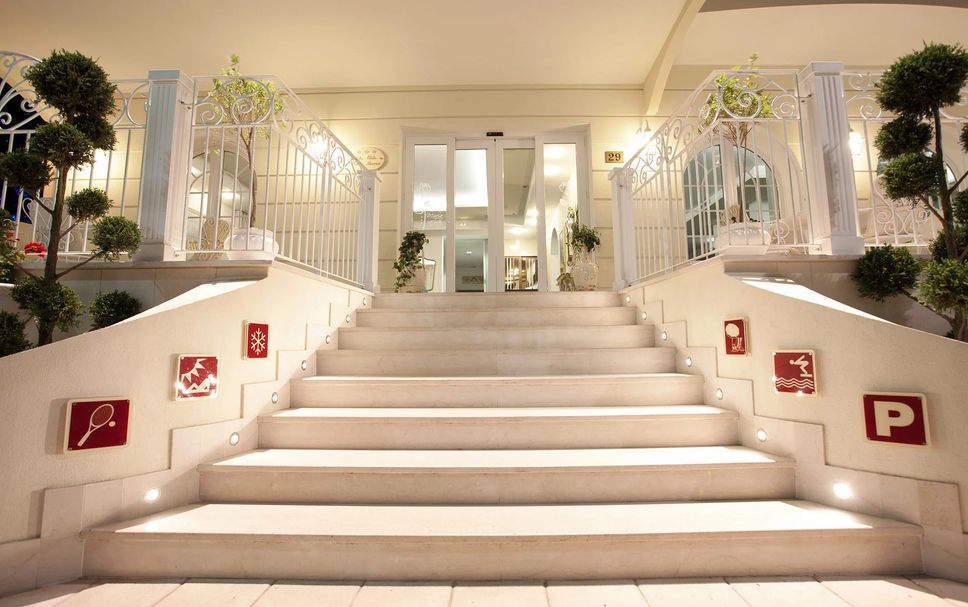 Hotel entrance Photo