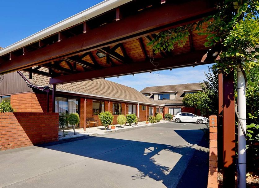 Hotel entrance Photo