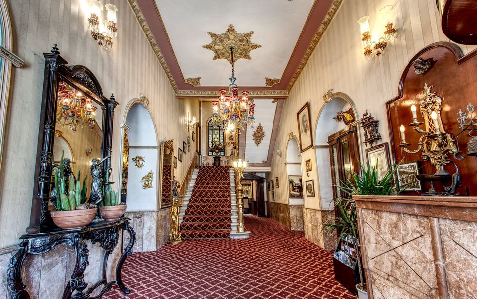 Hotel entrance Photo