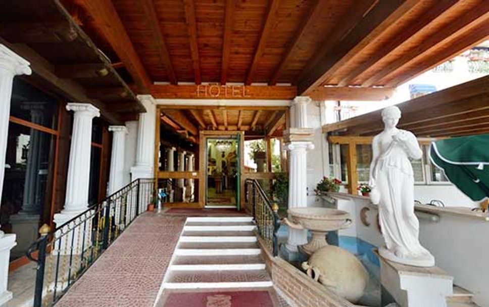 Hotel entrance Photo